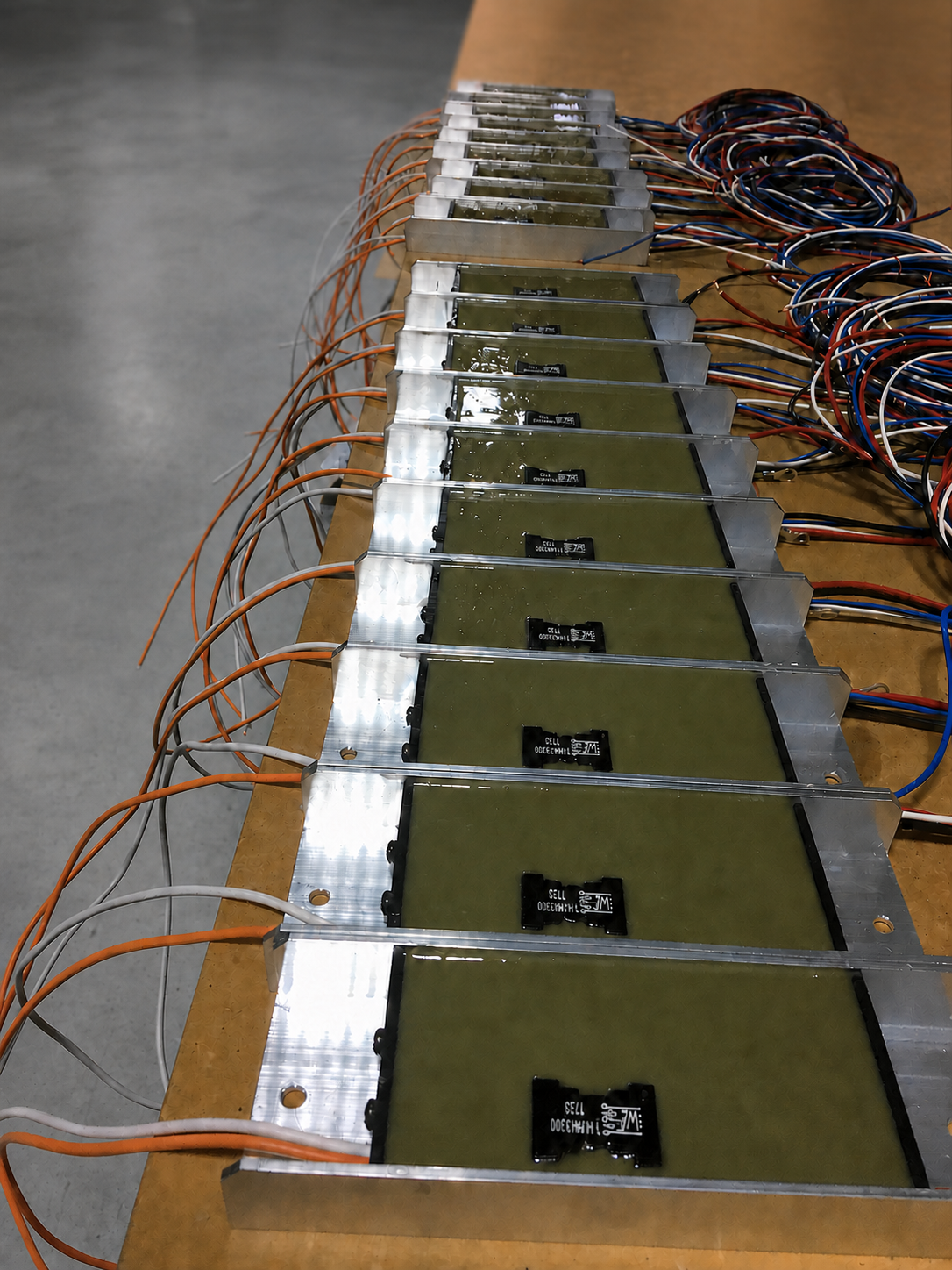 Lange technische armaturen opgesteld voor productiecontrole
