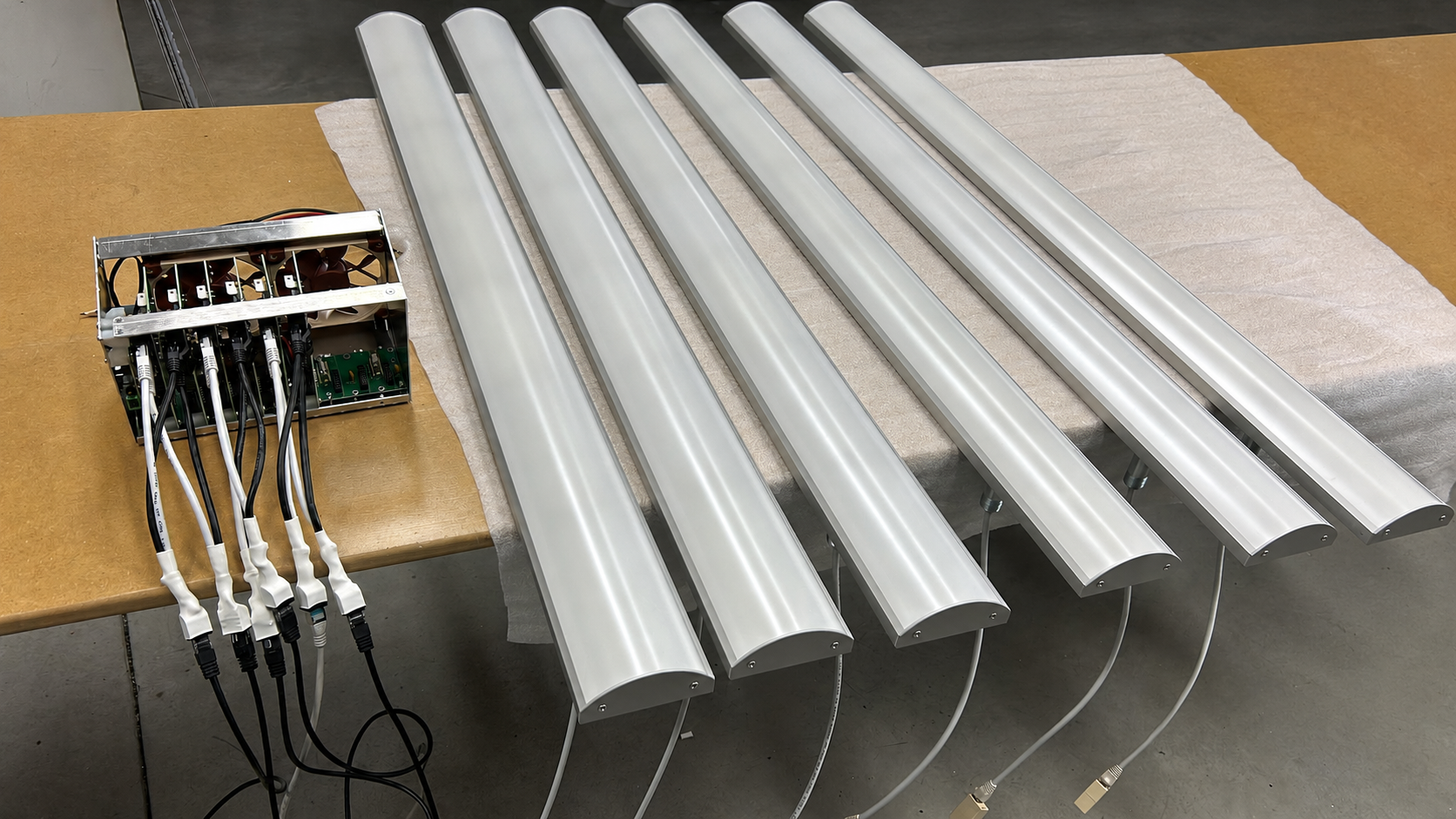 Lineaire LED-armaturen tijdens productie en assemblage