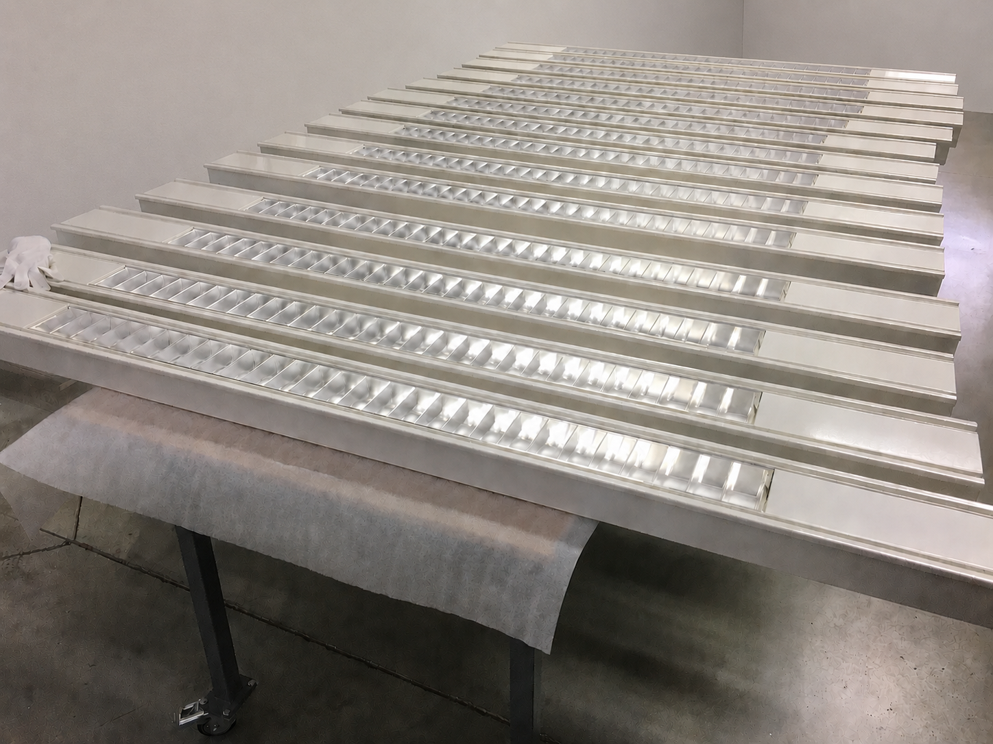 Serie LED-armaturen opgesteld voor kwaliteitscontrole